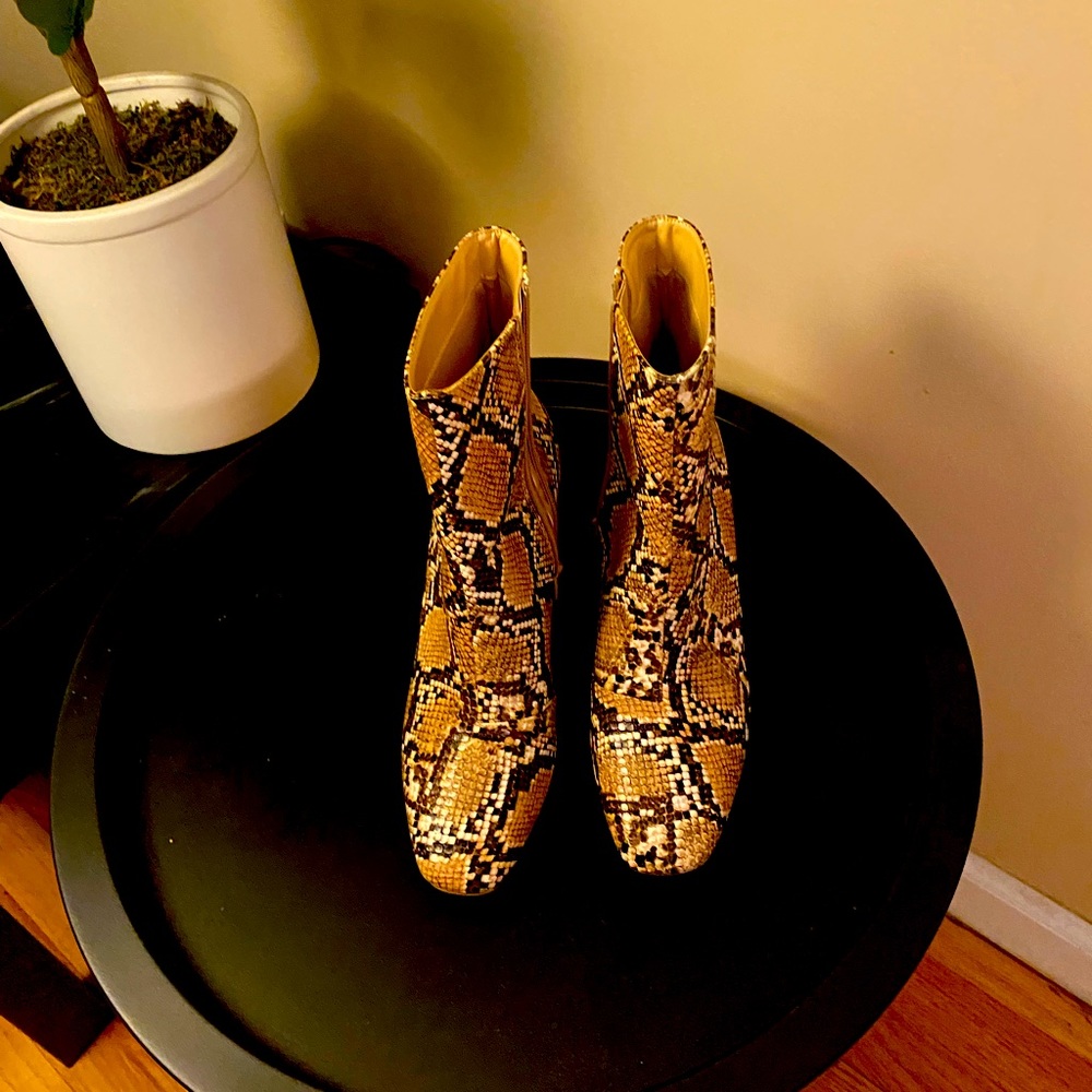 Lulus snakeskin booties